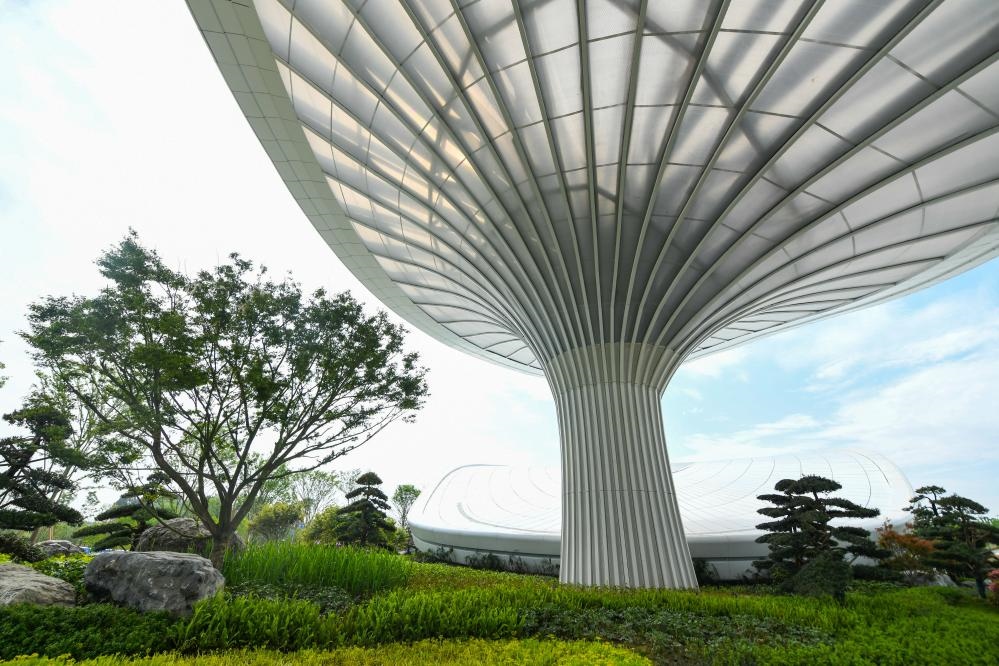 這是2024年4月22日拍攝的成都世園會主會場入口處的“芙蓉花”底部，它兼具收集雨水、循環(huán)利用的功能。新華社記者 王曦 攝