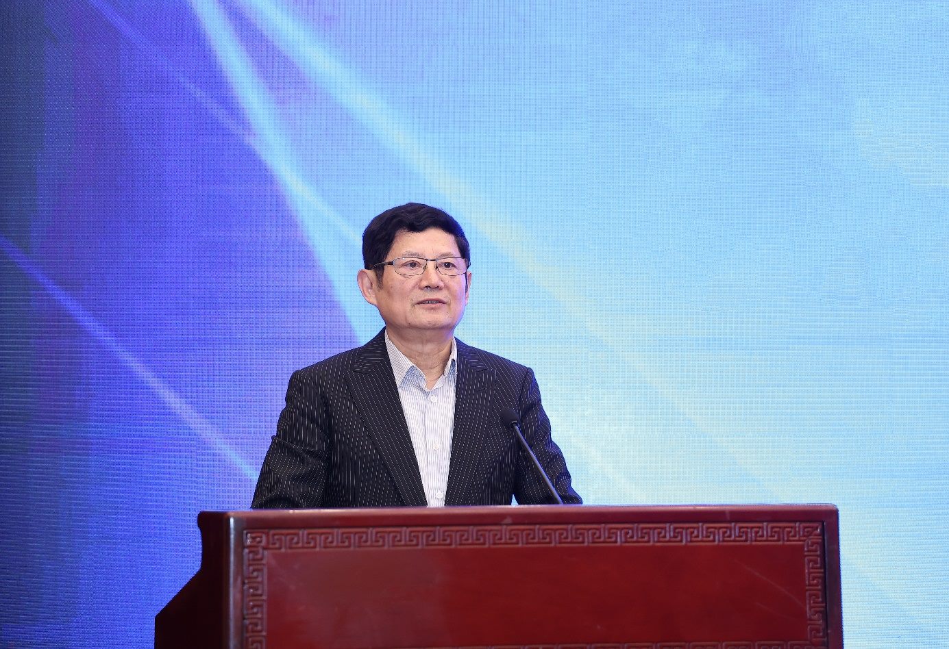 中國經(jīng)濟傳媒協(xié)會會長趙健代表第八屆理事會表態(tài)。主辦方供圖