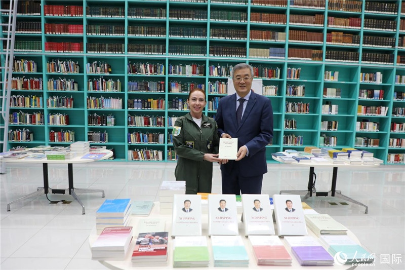 授課后，中國駐巴西大使祝青橋向巴西高等防務(wù)學(xué)院圖書館捐贈(zèng)了150本書籍。圖為祝青橋和巴西高等防務(wù)學(xué)院院長卡拉·利里奧·馬丁斯在圖書捐贈(zèng)儀式上。 人民網(wǎng)記者 陳一鳴攝