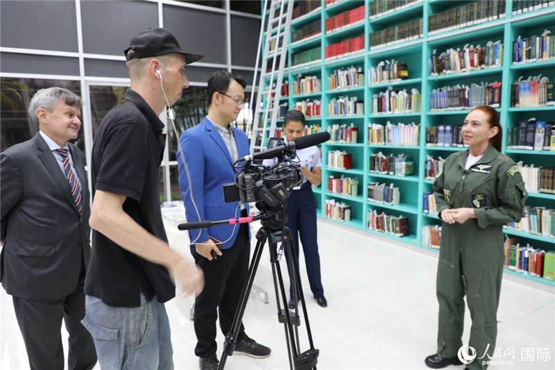 巴西高等防務(wù)學(xué)院院長卡拉·利里奧·馬丁斯接受了人民網(wǎng)的視頻采訪。 人民網(wǎng)記者 陳一鳴攝