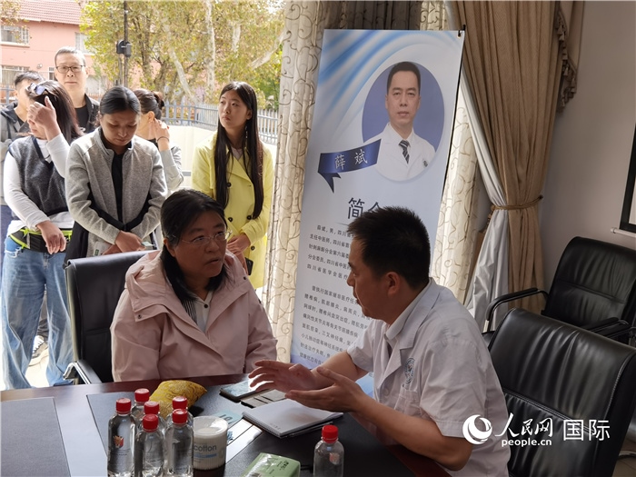 中醫(yī)專家為當?shù)厝A僑華人提供中醫(yī)咨詢和診療服務。 （本報記者 楊謳 攝）