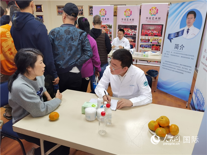 中醫(yī)專家為當?shù)厝A僑華人提供中醫(yī)咨詢和診療服務。 （本報記者 楊謳 攝）