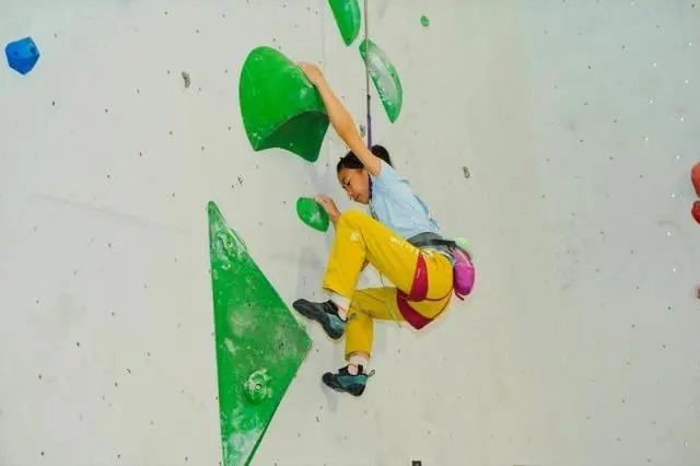 2024年4月16日，全國青少年攀巖公開賽江山站舉行，選手在比賽中。中國登山協(xié)會供圖