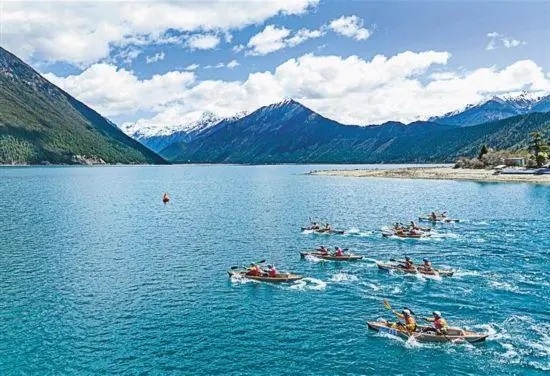 2024年4月20日，2024年巴松措國際漂流公開賽的選手在比賽中。 新華社記者 孫非攝
