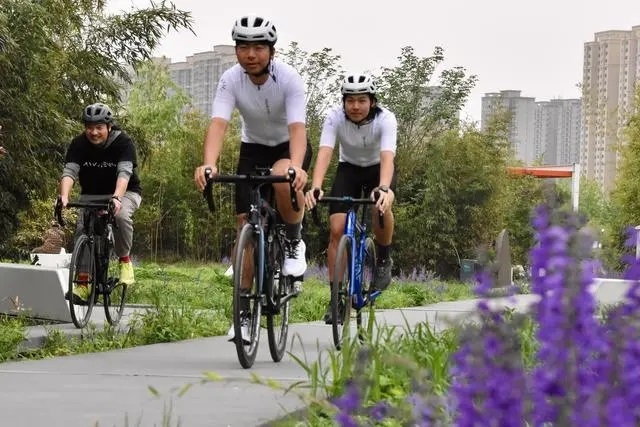 2024年4月上旬，一支騎行隊伍在西安雁南公園騎行。 新華社記者 鄭昕攝