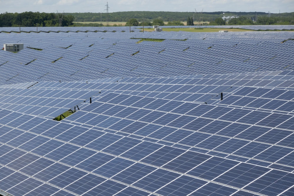 這是2021年5月27日在匈牙利考波什堡拍攝的100兆瓦光伏電站。當日，由中國通用技術(shù)集團所屬中國機械進出口（集團）有限公司投資興建的匈牙利考波什堡100兆瓦光伏電站項目在考波什堡市舉行投運啟動儀式。新華社發(fā)（弗爾季·奧蒂洛攝）