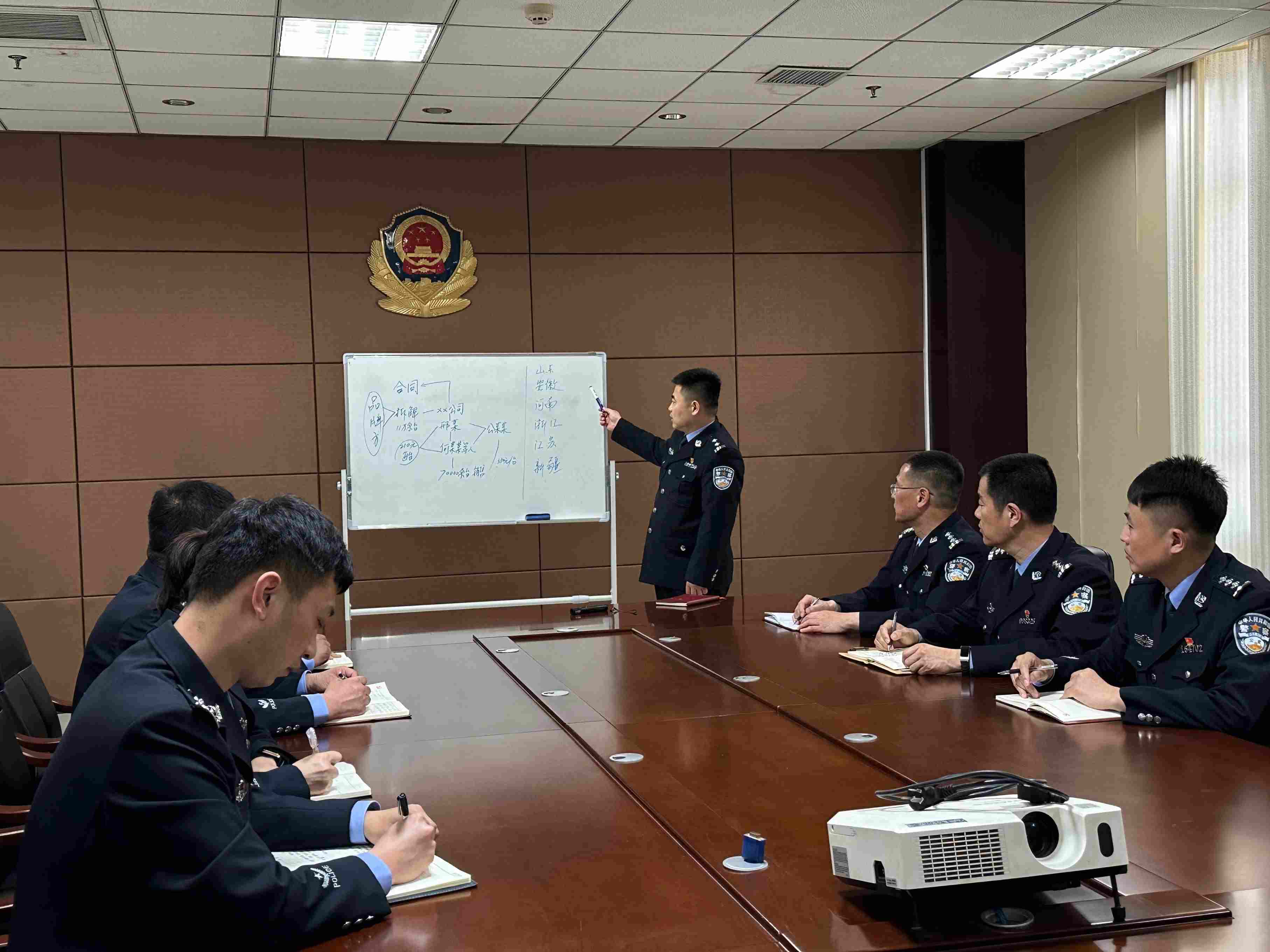 專案組辦案民警介紹案情。人民網(wǎng)記者 郝萍攝