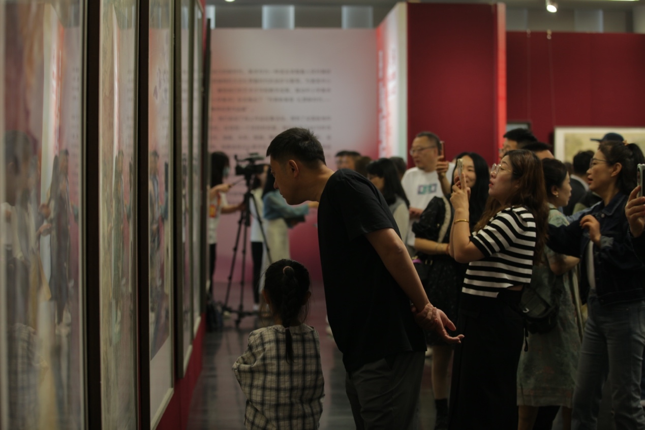 嘉賓及教研員、教師代表參觀展覽。主辦方供圖