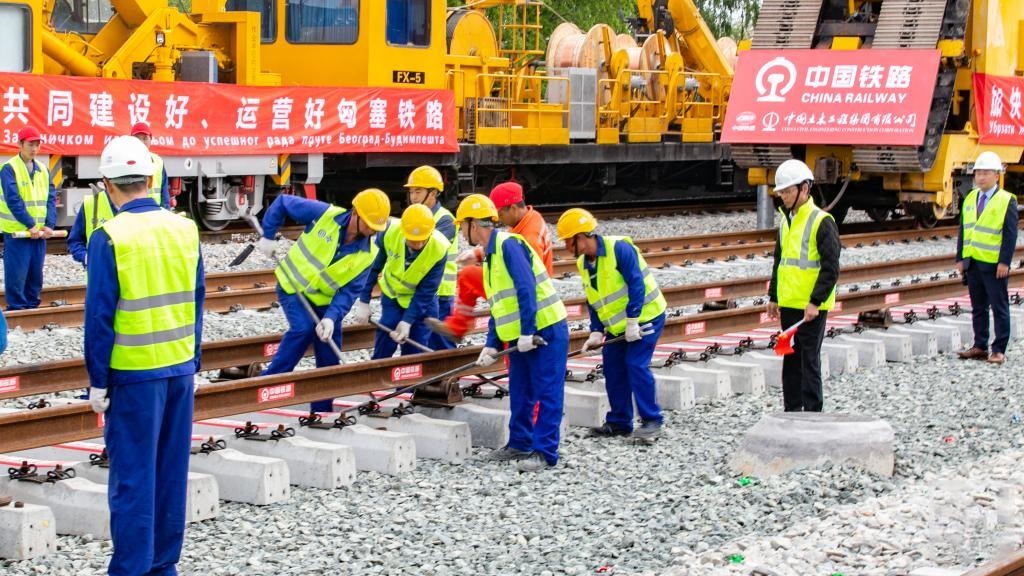 △2024年4月25日，在塞爾維亞北部城市巴奇卡托波拉，匈塞鐵路項目施工人員進(jìn)行匈塞鐵路軌道合龍工作。