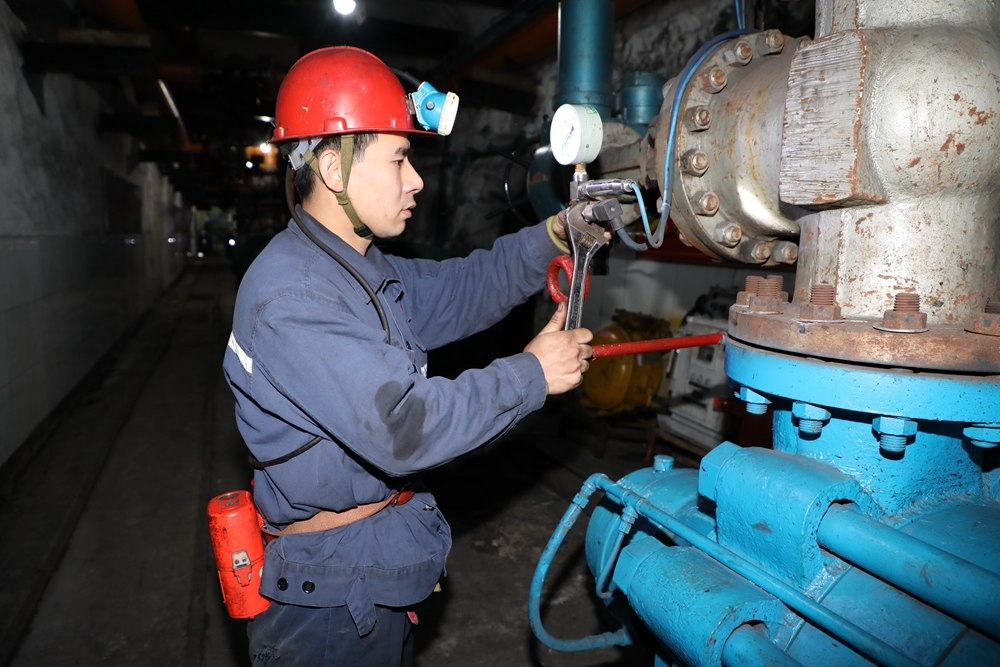 2024年4月30日，冀中能源峰峰集團(tuán)新屯礦機(jī)電區(qū)副區(qū)長(zhǎng)顧博在井下泵房檢修水泵。新華社發(fā)