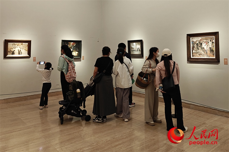 “五一”假期，游客在中國美術(shù)館參觀“大美勞動者——中國美術(shù)館藏勞動題材美術(shù)作品展（第二期）”。人民網(wǎng)記者 韋衍行攝