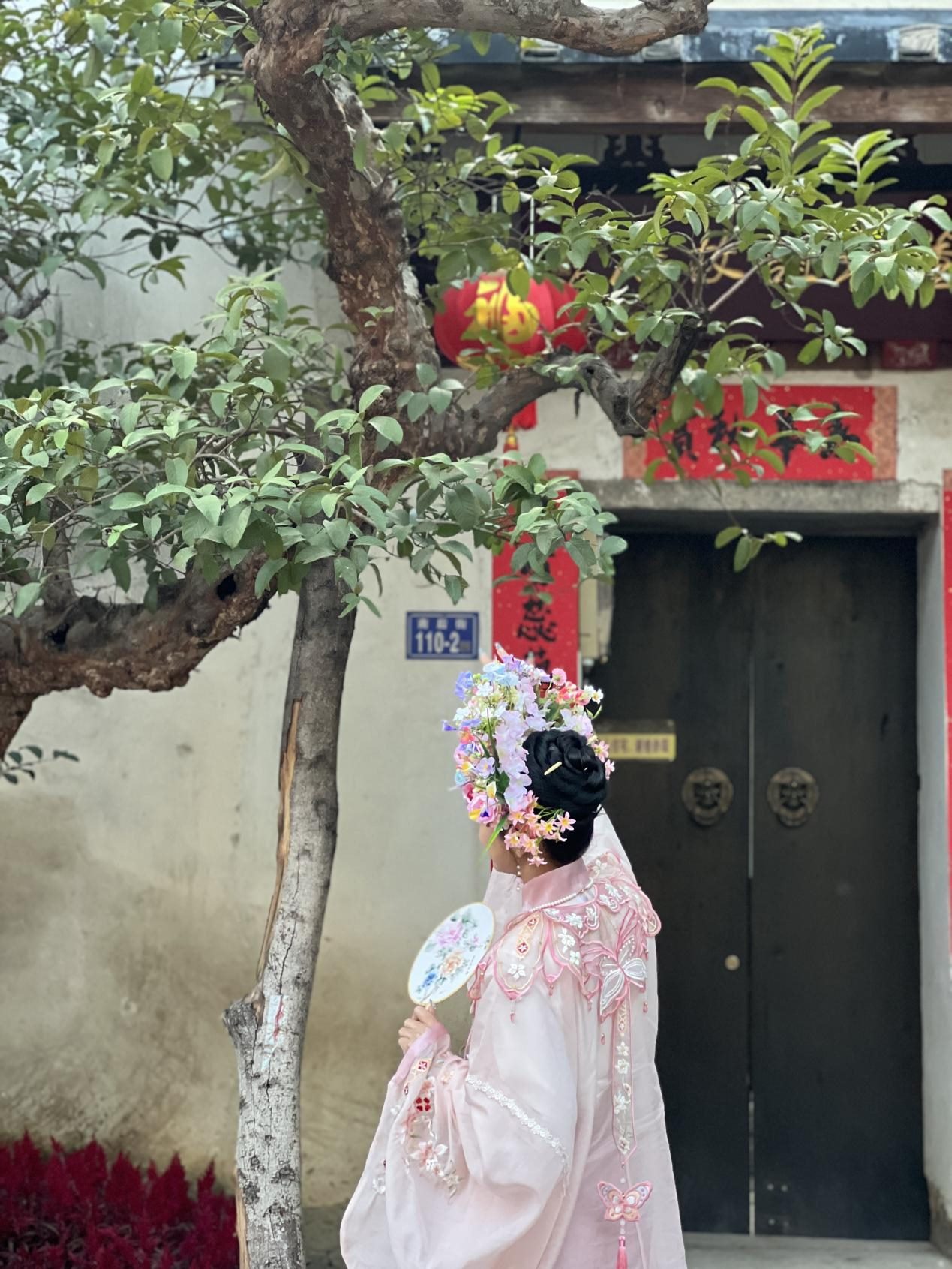 福建泉州，頭戴簪花的游客正拍照留念。人民網(wǎng) 歐陽易佳攝