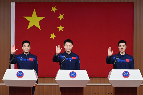 2024年月24日，神舟十八號載人飛行任務(wù)航天員葉光富（中）、李聰（右）、李廣蘇在酒泉衛(wèi)星發(fā)射中心問天閣與媒體記者集體見面。