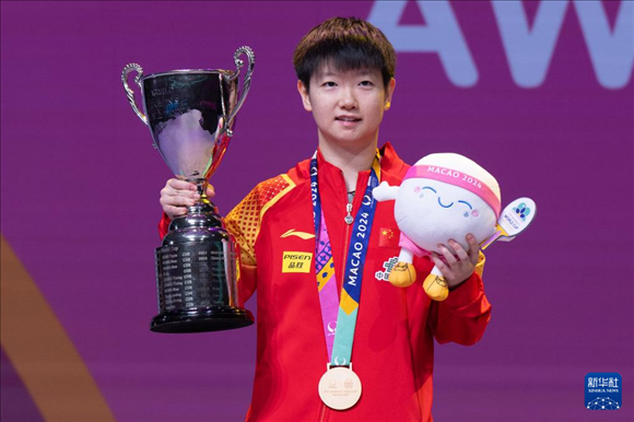2024年4月21日，在2024年澳門國(guó)際乒聯(lián)女子世界杯決賽中，孫穎莎奪得冠軍。圖為孫穎莎在頒獎(jiǎng)臺(tái)上。新華社記者 張金加 攝