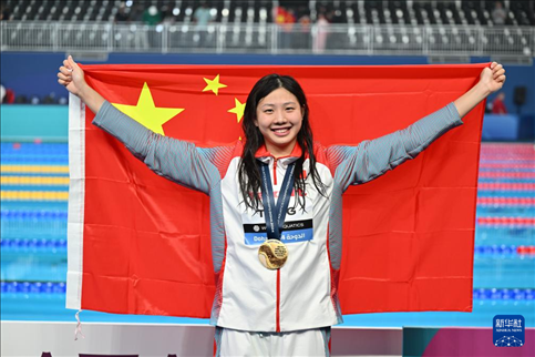 2024年2月13日，2024年世界游泳錦標(biāo)賽游泳項(xiàng)目女子100米蛙泳決賽在卡塔爾多哈舉行。圖為冠軍中國(guó)選手唐錢婷在頒獎(jiǎng)儀式后慶祝。新華社記者 薛宇舸 攝