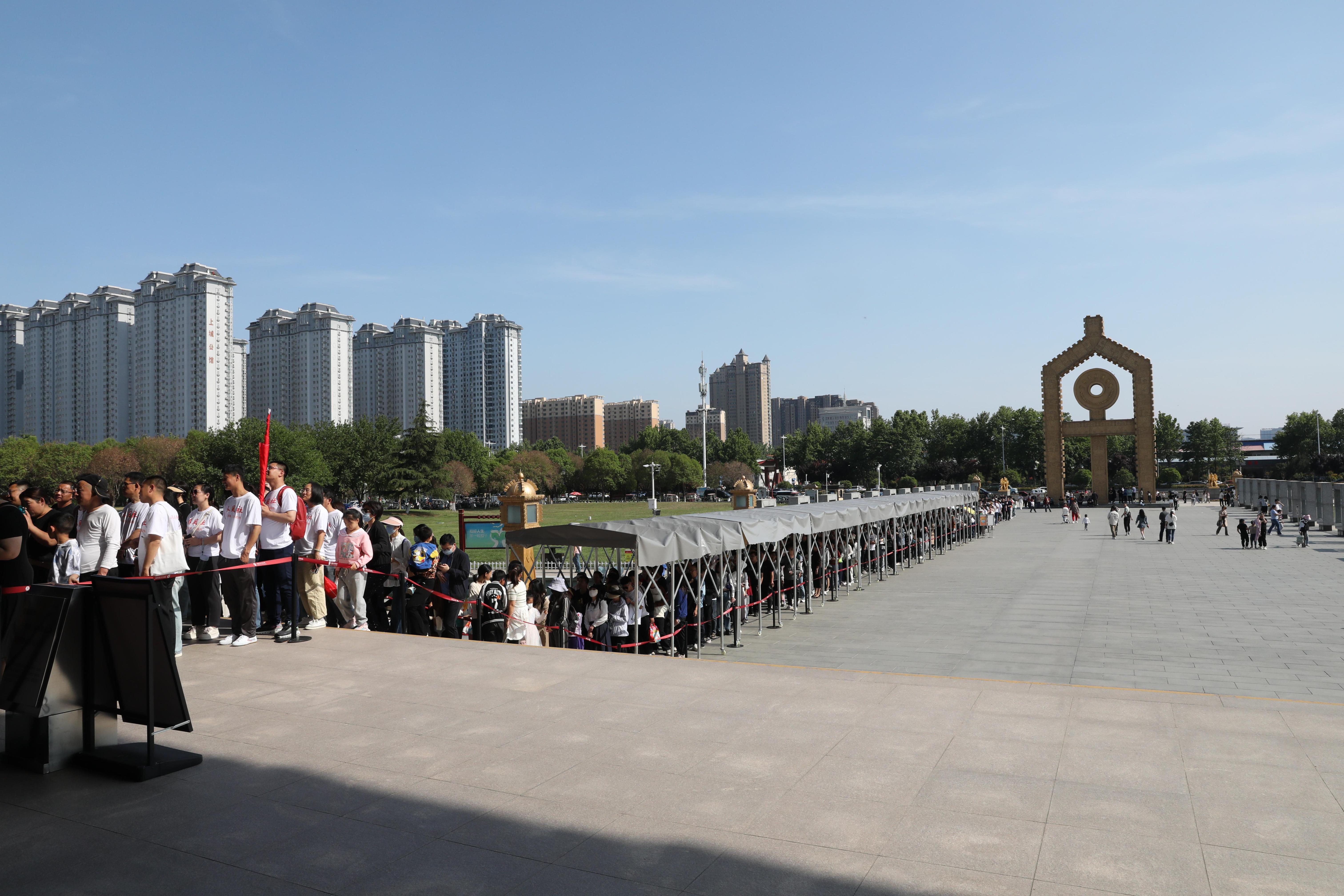 “五一”期間，中國(guó)文字博物館外游客有序排隊(duì)。中國(guó)文字博物館供圖