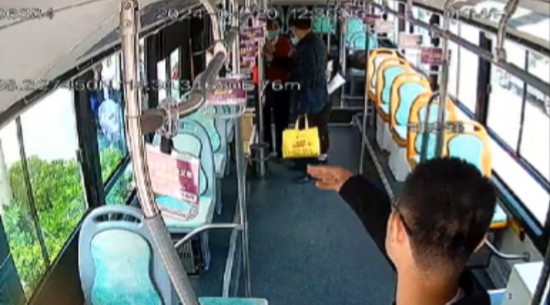 公交車上他一聲大吼！魏杰，好樣的！
