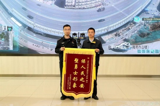 公交車上他一聲大吼！魏杰，好樣的！