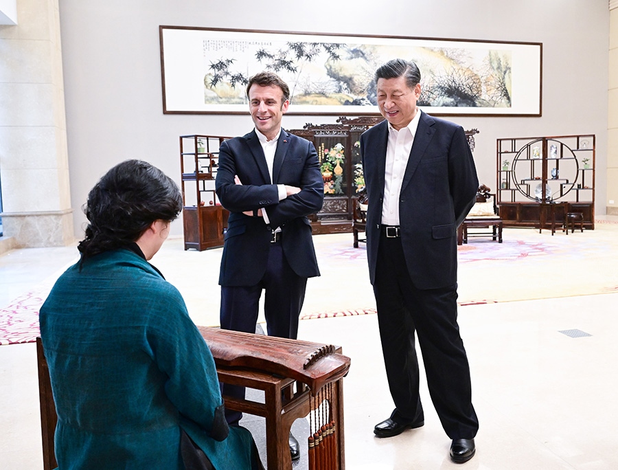 2023年4月7日，國家主席習(xí)近平在廣東省廣州市松園同法國總統(tǒng)馬克龍舉行非正式會(huì)晤。這是兩國元首在白云廳欣賞古琴演奏。新華社記者 岳月偉 攝