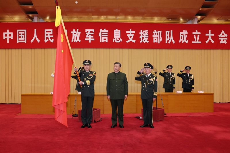 △4月19日，中國人民解放軍信息支援部隊成立大會在北京八一大樓隆重舉行。習近平主席向信息支援部隊授予軍旗并致訓詞。