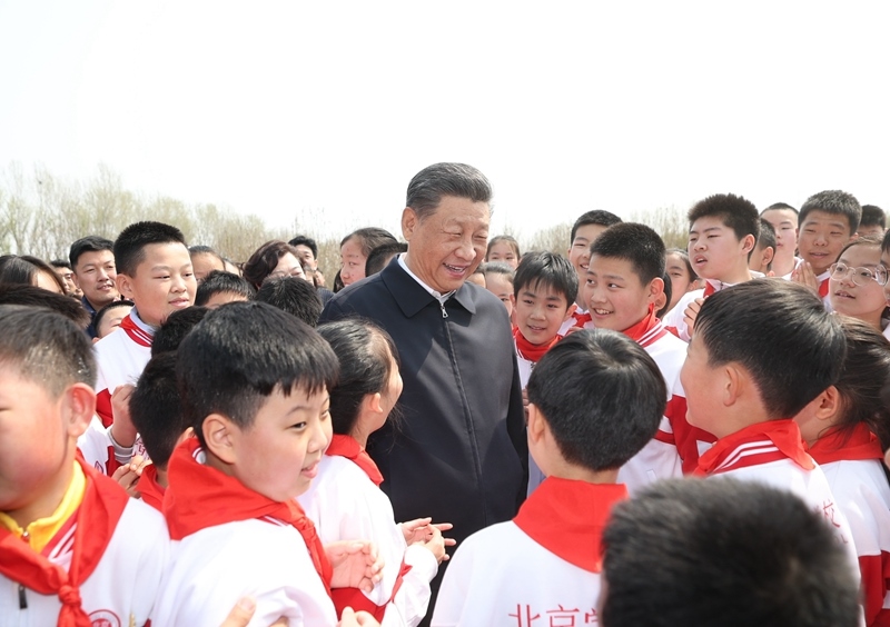△4月3日，習近平總書記來到北京市通州區(qū)潞城鎮(zhèn)參加首都義務(wù)植樹活動。這是總書記同少先隊員在一起。