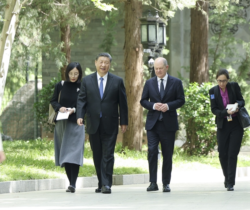 △4月16日，習近平主席在北京釣魚臺國賓館會見德國總理朔爾茨。這是習近平主席同朔爾茨總理一起散步。
