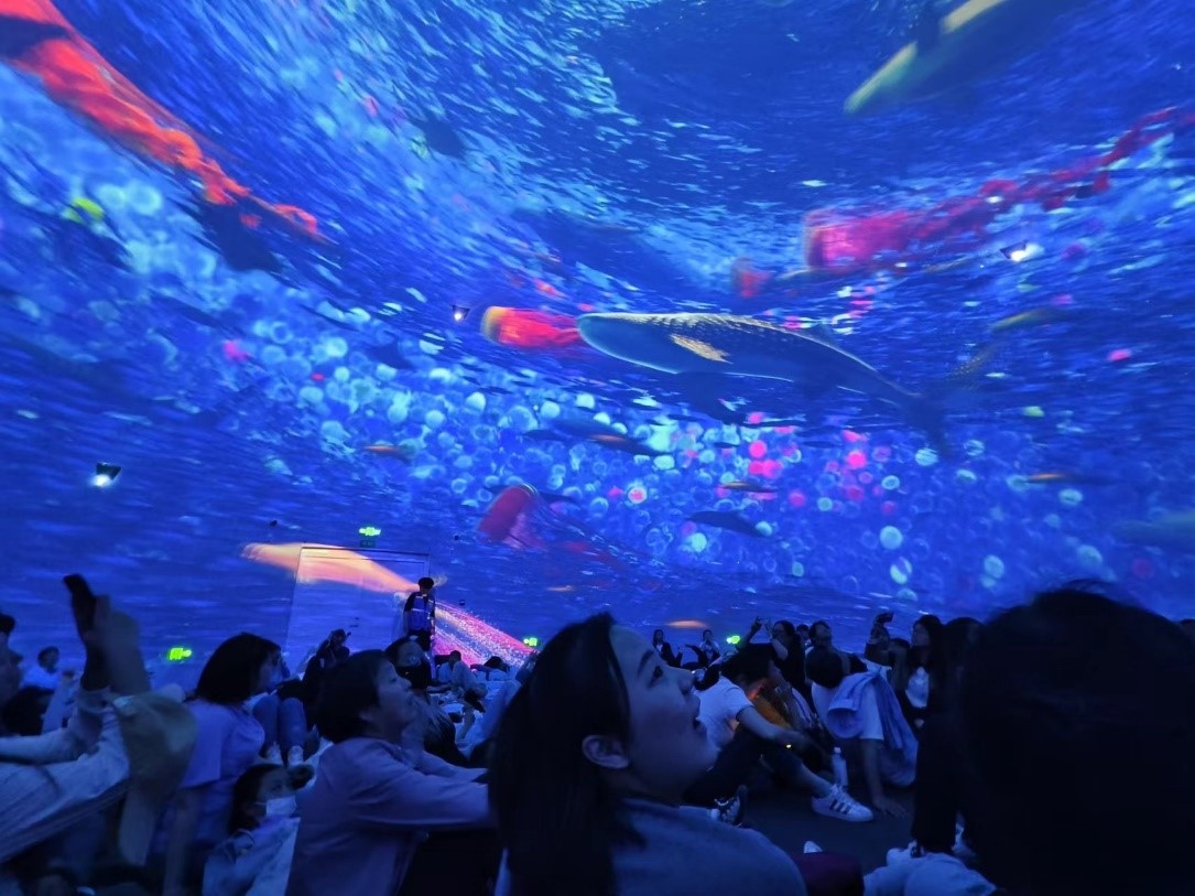 “五一”期間，游客在天津極地海洋公園科技館體驗?zāi)ХêＱ蟆Ｈ嗣窬W(wǎng)記者 喬業(yè)瓊攝