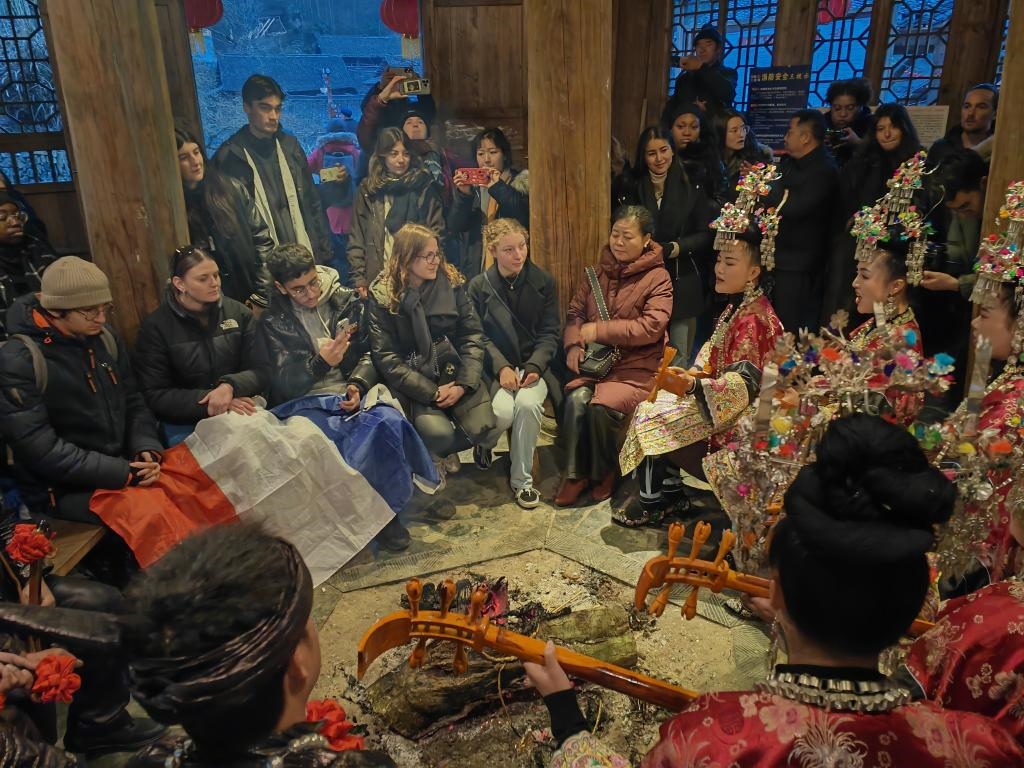 法國青年在榕江體驗民俗文化。新華社記者 羅羽 攝