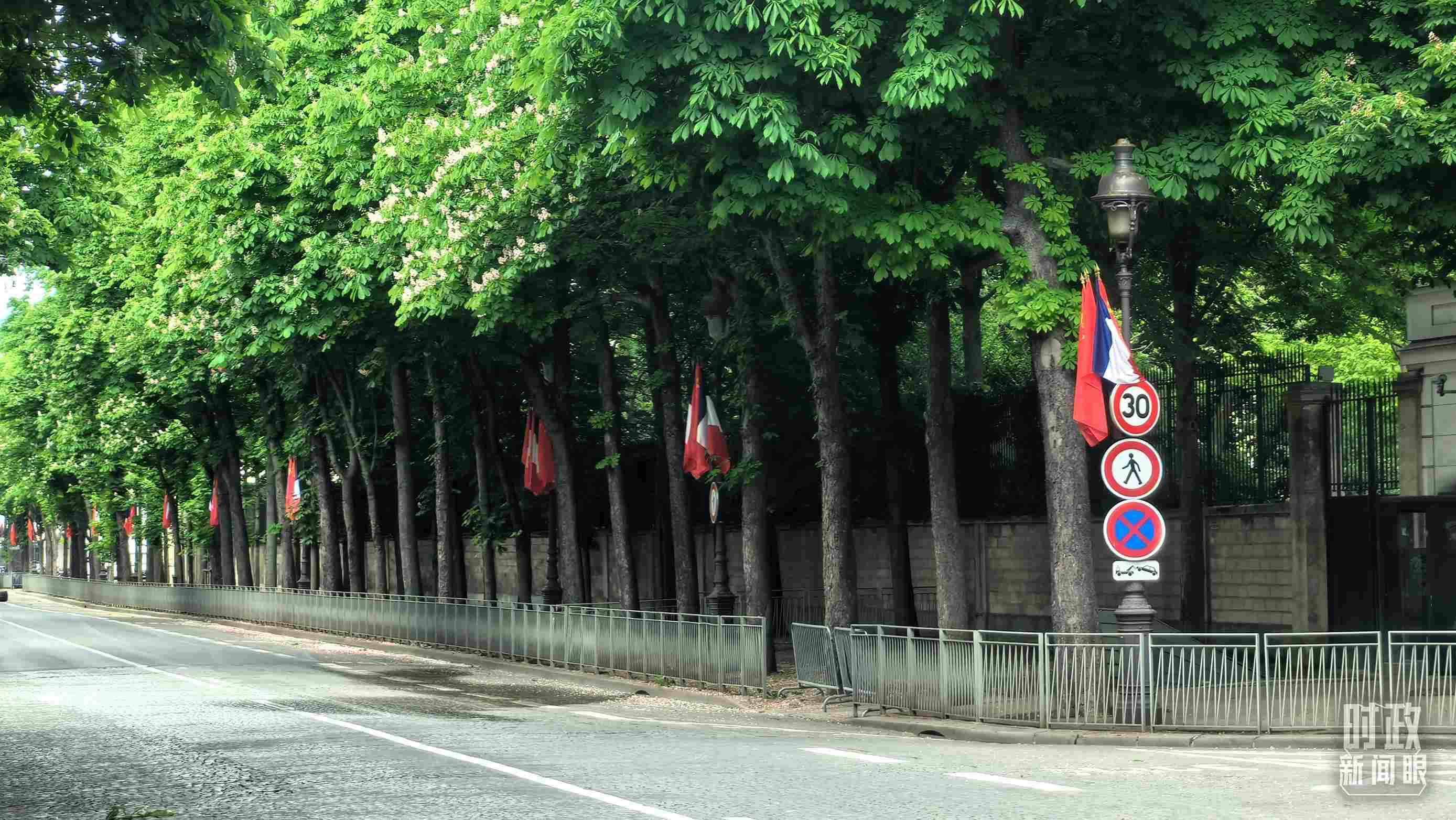 △巴黎道路兩側(cè)懸掛中法兩國(guó)國(guó)旗。（總臺(tái)央視記者鄂介甫拍攝）
