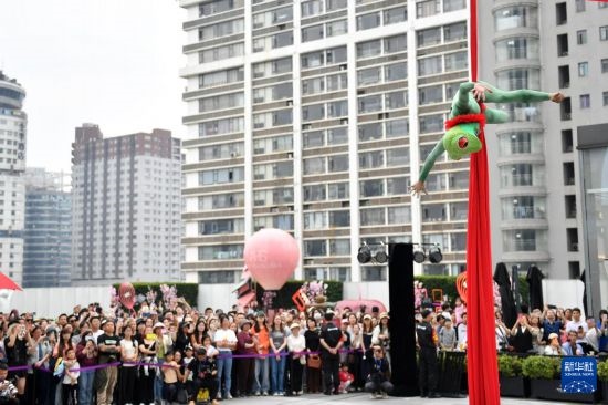 5月7日，演員在長沙國金中心表演木偶劇。新華社記者 陳振海 攝