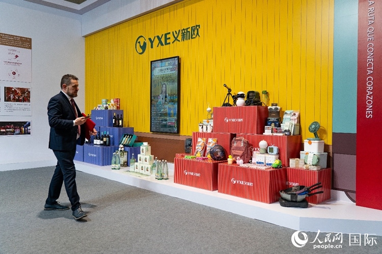 “義新歐”中歐班列（義烏—馬德里）開行十周年成果展上展出班列運(yùn)送的各類商品。大衛(wèi)·阿瑪爾攝