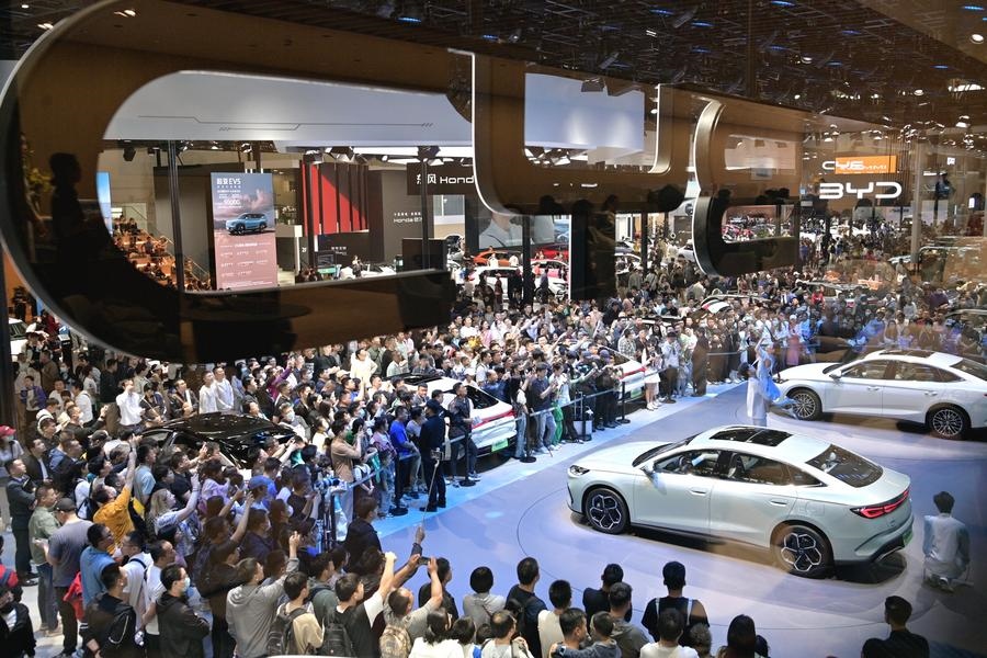 5月4日，參觀(guān)者在2024北京車(chē)展比亞迪品牌展臺(tái)參觀(guān)。新華社記者 尹棟遜 攝