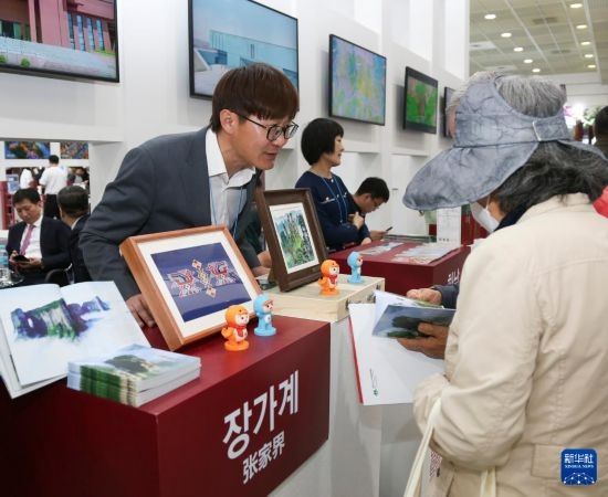 5月9日，在韓國首爾舉行的首爾國際旅游展上，參觀者在中國展區(qū)咨詢。新華社記者 姚琪琳 攝