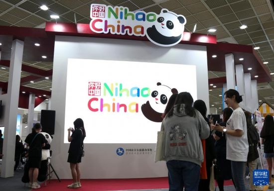 5月9日，在韓國首爾舉行的首爾國際旅游展上，參觀者在中國展區(qū)參加體驗項目。新華社記者 姚琪琳 攝