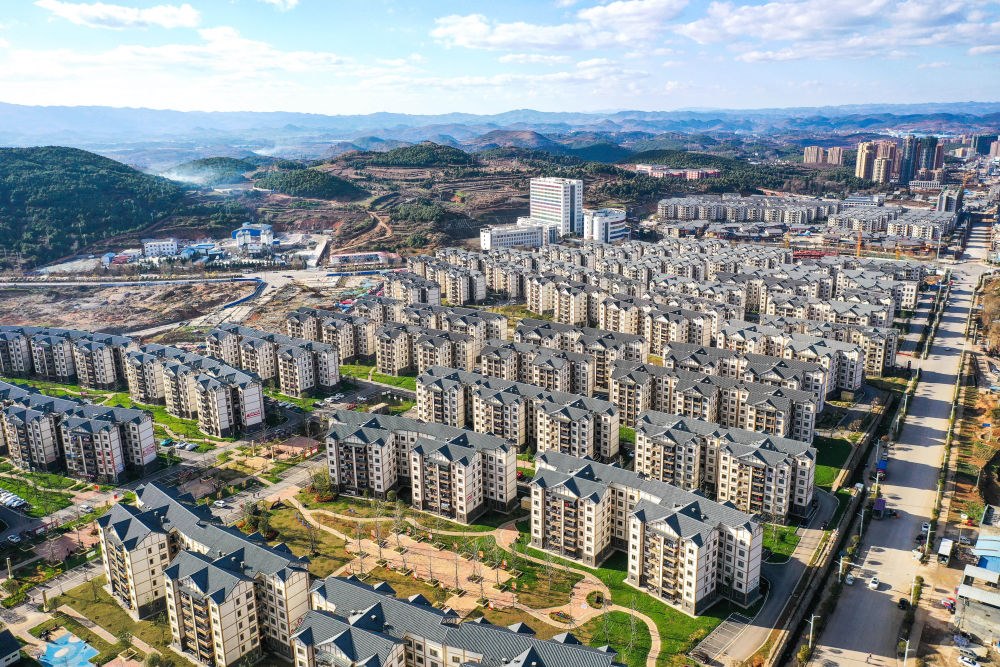 貴州省威寧縣五里崗街道朝陽新城易地扶貧搬遷安置小區(qū)（2021年11月28日攝，無人機照片）。新華社記者 楊文斌 攝
