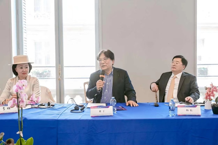 法中交流促進(jìn)會(huì)會(huì)長(zhǎng)、作家、翻譯家、法國(guó)最高榮譽(yù)騎士勛章獲得者亞丁發(fā)言（圖片：中國(guó)傳媒大學(xué)