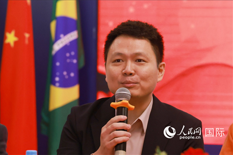 中國駐里約熱內(nèi)盧總領(lǐng)館副總領(lǐng)事王尉育在座談會上致辭。人民網(wǎng)記者 陳海琪攝