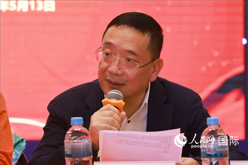 巴西文協(xié)主席上官建峰在座談會上致辭。人民網(wǎng)記者 陳海琪攝