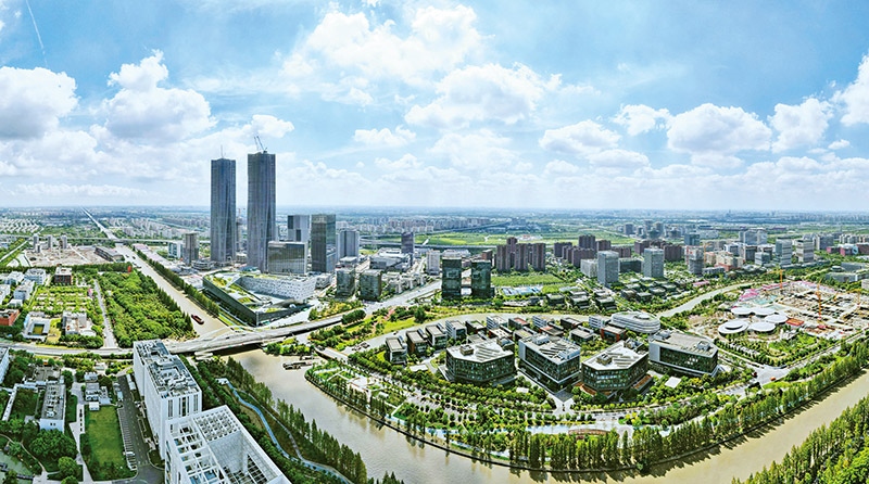 建立全國(guó)第一個(gè)國(guó)際貿(mào)易“單一窗口”，開設(shè)全國(guó)第一批自由貿(mào)易賬戶，設(shè)立全國(guó)第一家外商獨(dú)資醫(yī)院、第一家外商獨(dú)資公募基金公司、第一家外商獨(dú)資汽車制造企業(yè)……中國(guó)（上海）自由貿(mào)易試驗(yàn)區(qū)掛牌以來(lái)，誕生了若干個(gè)“全國(guó)第一”，在制造業(yè)、金融業(yè)等數(shù)十個(gè)開放領(lǐng)域，實(shí)現(xiàn)一批全國(guó)首創(chuàng)項(xiàng)目落地。圖為上海自貿(mào)區(qū)張江片區(qū)（2023年9月10日攝，無(wú)人機(jī)照片）。 新華社記者 方喆/攝