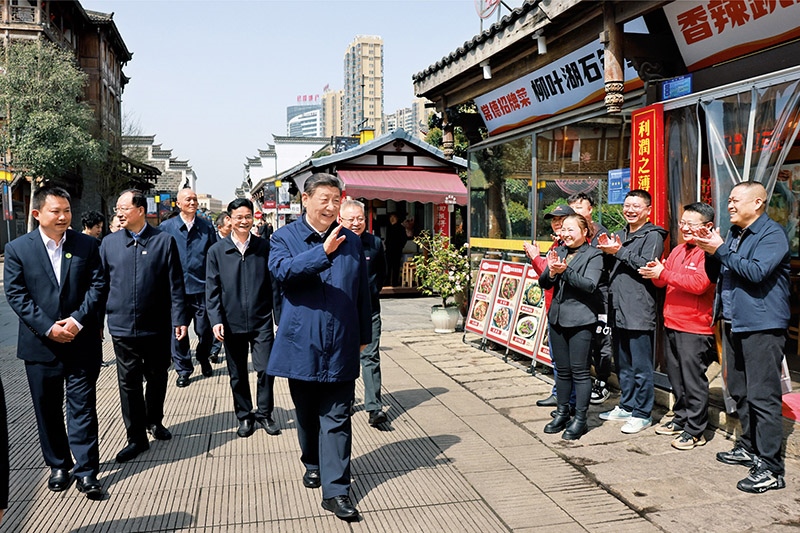 2024年3月18日至21日，中共中央總書記、國(guó)家主席、中央軍委主席習(xí)近平在湖南考察。這是19日上午，習(xí)近平在常德河街考察時(shí)，同店主和游客親切交流。 新華社記者 王曄/攝