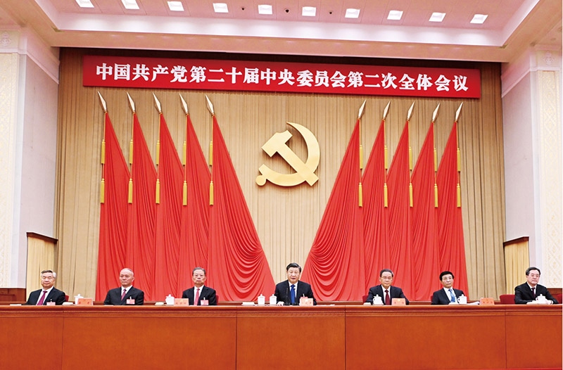 中國(guó)共產(chǎn)黨第二十屆中央委員會(huì)第二次全體會(huì)議，于2023年2月26日至28日在北京舉行。這是習(xí)近平、李強(qiáng)、趙樂際、王滬寧、蔡奇、丁薛祥、李希等在主席臺(tái)上。 新華社記者 謝環(huán)馳/攝