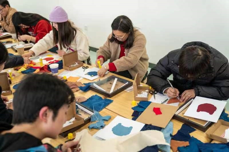 2024年2月，群眾在貴州省民族博物館老師帶領(lǐng)下開展拼布、拓印等非遺手工體驗(yàn)活動(dòng)。受訪者供圖