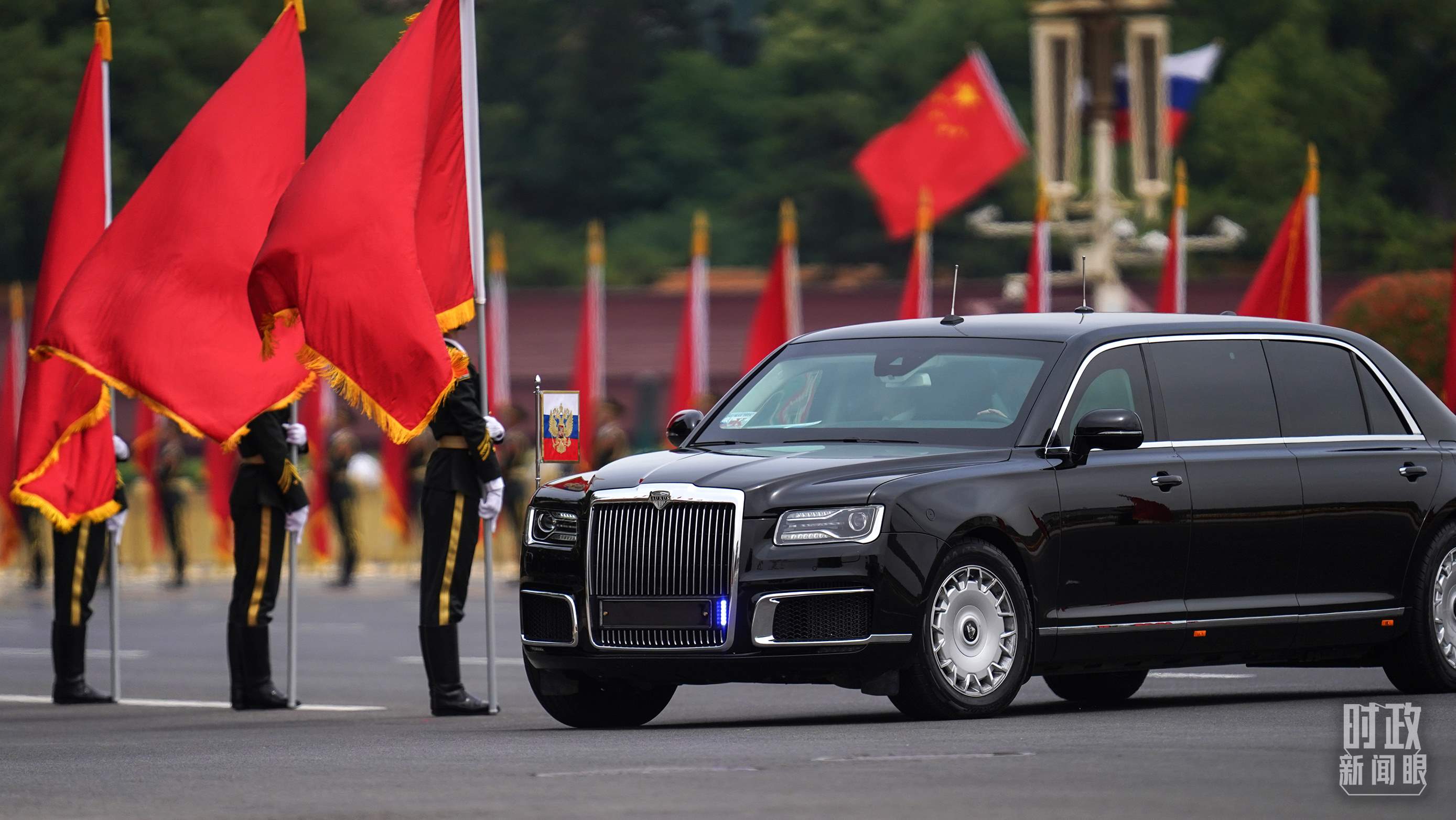 △普京總統(tǒng)乘車抵達歡迎儀式現(xiàn)場。（總臺國廣記者李晉拍攝）