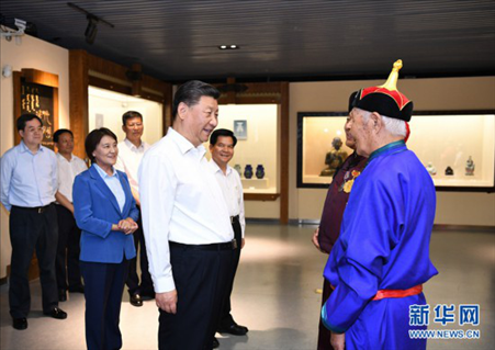 2019年7月15日，習近平總書記在赤峰博物館同古典民族史詩《格薩（斯）爾》非物質文化遺產傳承人親切交談。