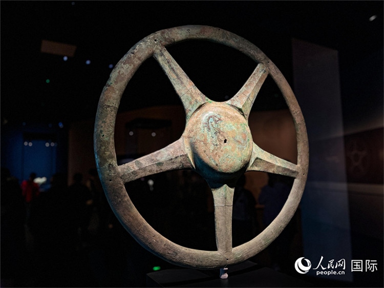 三星堆博物館中展出的太陽輪。人民網(wǎng)記者 羨江楠攝