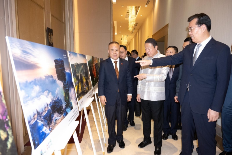 貴州省長(zhǎng)李炳軍（右一）向泰方介紹貴州旅游資源。泰國中華總商會(huì)供圖