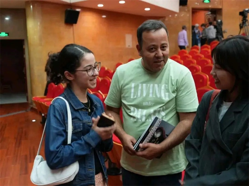 阿爾及利亞市民拉納·艾薩尼和她父親現(xiàn)場聆聽中阿交響樂演出 。蘇州交響樂團(tuán)供圖