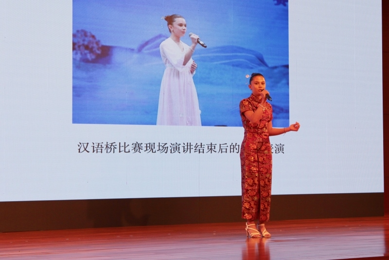 4、美國(guó)的中文愛(ài)好者譚木蘭在現(xiàn)場(chǎng)演唱歌曲《揮著翅膀的女孩》。 伊莎貝爾·羅德里格斯攝