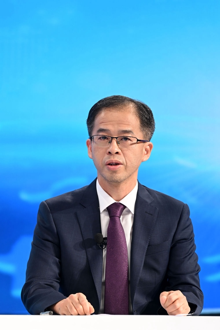 商務(wù)部政研室副主任丁維順在“中國(guó)經(jīng)濟(jì)圓桌會(huì)”錄制現(xiàn)場(chǎng)交流發(fā)言。新華社記者 金良快 攝