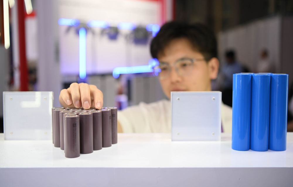 這是一家企業(yè)在第135屆廣交會(huì)上展出的鋰電池產(chǎn)品（2024年4月15日攝）。新華社記者 鄧華 攝